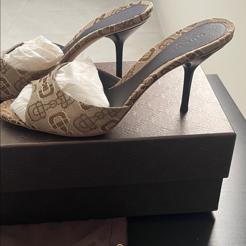 Gucci Brown Patterned Women's Sandals - Picture 4 of 10
